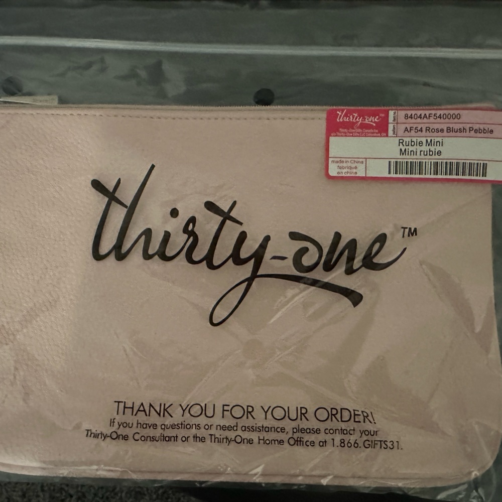 * New in package * Rubie Mini by thirty one. Rose blush pebble color